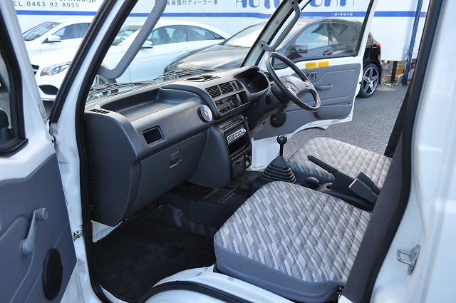 ダイハツ　ハイゼットダンプ　ローダンプエアコンパワステ装着車　白５速　4WD